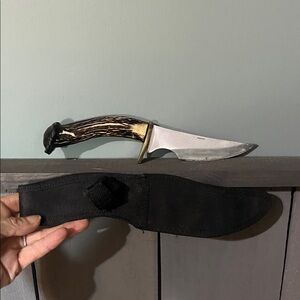 Antler handle fixed Blade Hunting Knife with Stag-Style Handle - Brown/Black